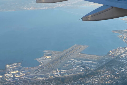 眼下に見えるサンフランシスコ国際空港