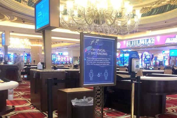 ベネチアンホテル ソーシャルディスタンス確保を求めるボード