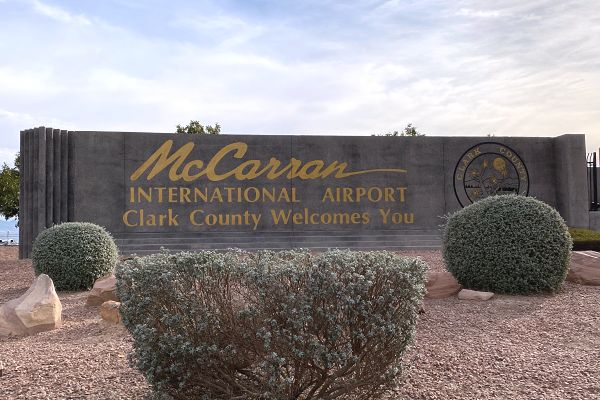 マッカラン国際空港の看板