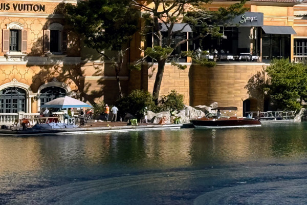 レストラン前に停泊するヨット