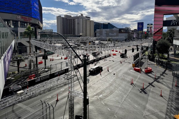 ラスベガスブルバーとハーモン交差点