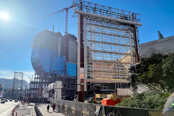 ハギター棟建設中