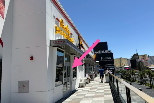 グッズ売り場は矢印のドアから